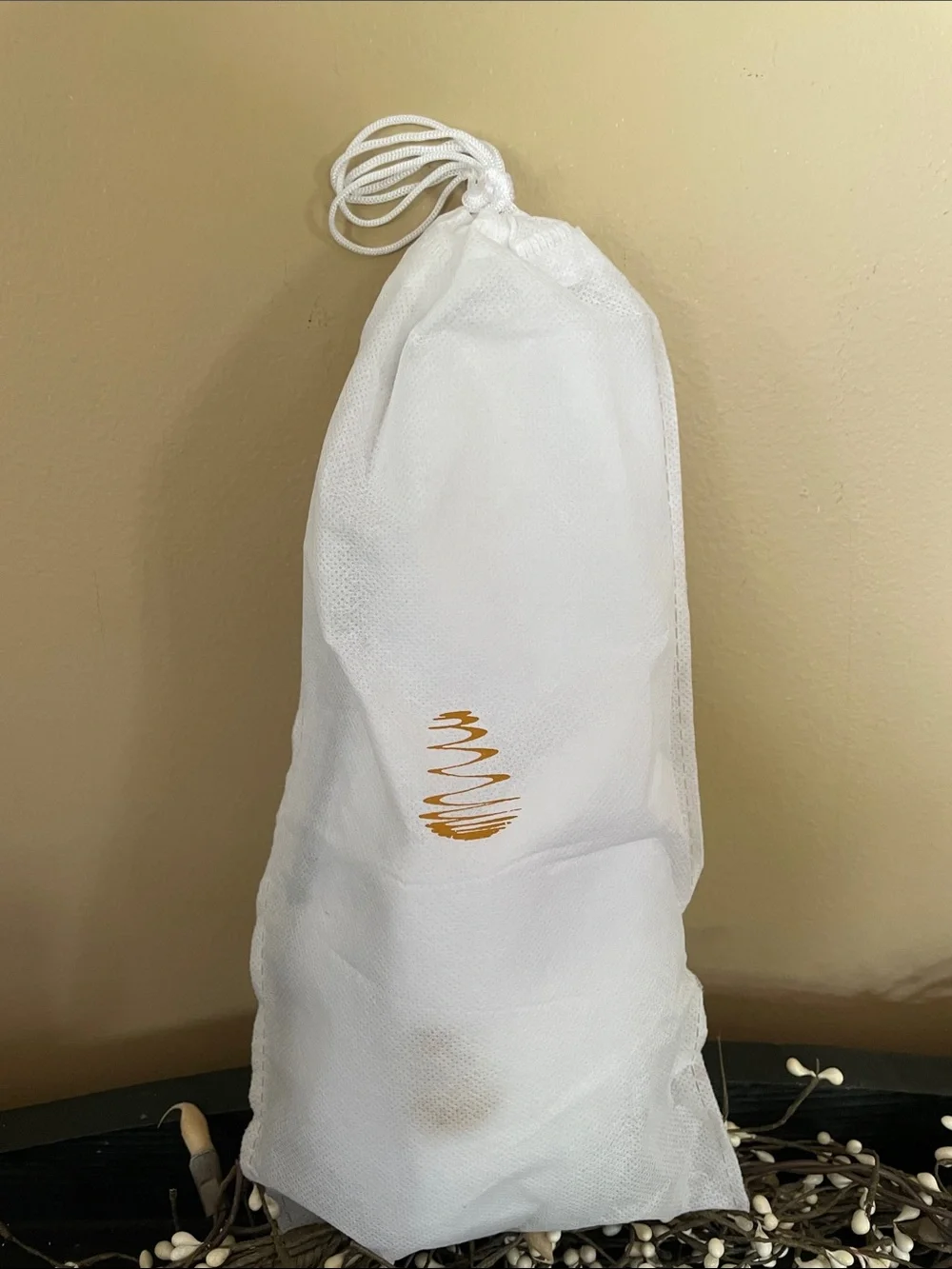 The Watergate Hotel White Embroidered Unisex Spa Slippers with Carry Bag